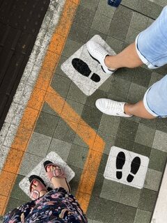 Bahn Knigge: korrektes Anstehen in Japan