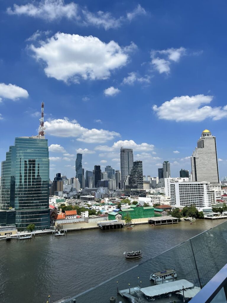 Bangkok mit Teenager – Skyline und Chao Phraya vom Icon Siam