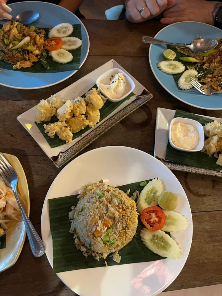Thailändisches Fried Rice mit knusprigen Beilagen auf Bananenblatt in Bangkok