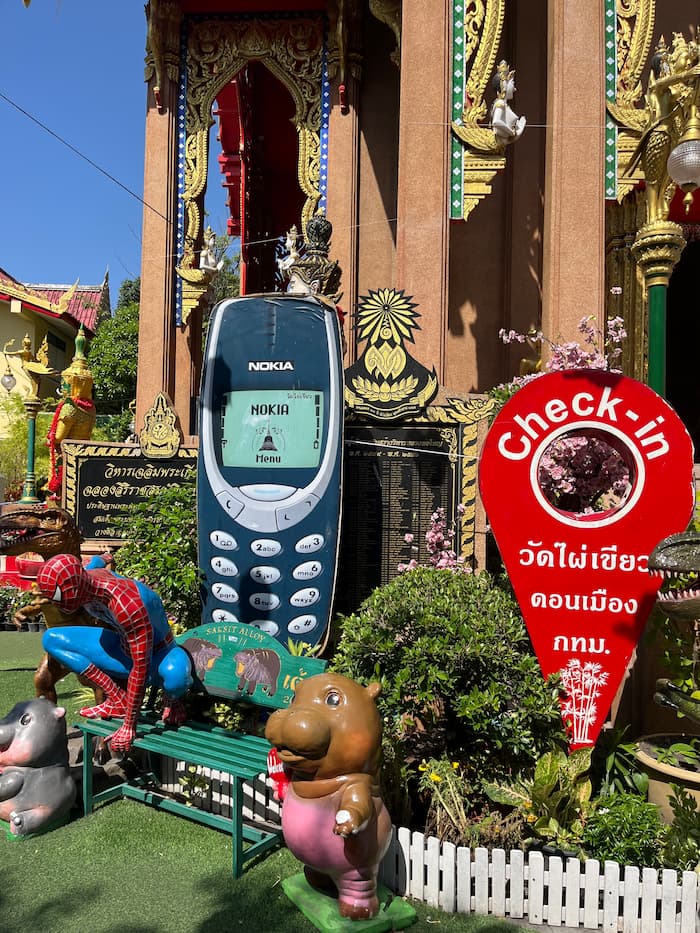 Wat Weluwanaram Bangkok mit Teenager