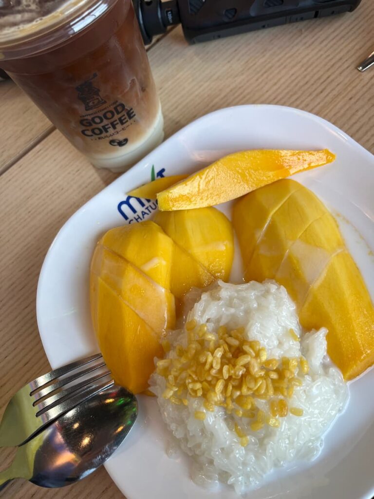 Mango Sticky Rice und Thai-Eiskaffee als Snack in Bangkok mit Teenager