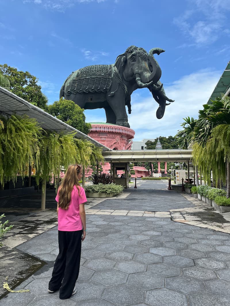 Erawan Museum Bangkok mit Teenager