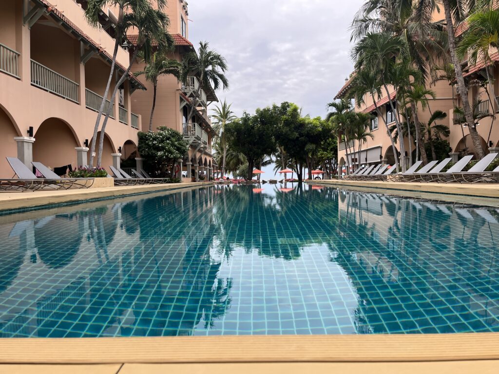 Hua Hin mit Teenager Anantasila Beach Resort Hua Hin – Poolbereich mit Liegen"