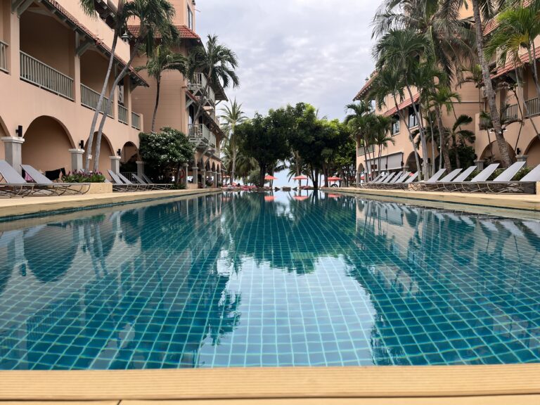 Hua Hin mit Teenager: Anantasila Hua Hin Poolbereich