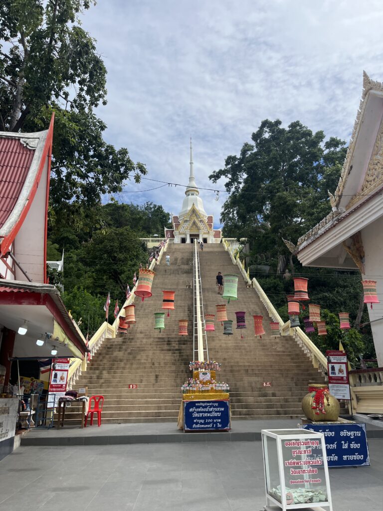 Treppenaufgang zum Tempel Wat Khao Takiab in Hua Hin